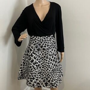Diane Von Furstenberg - Like New Black and White Patterned Midi dress